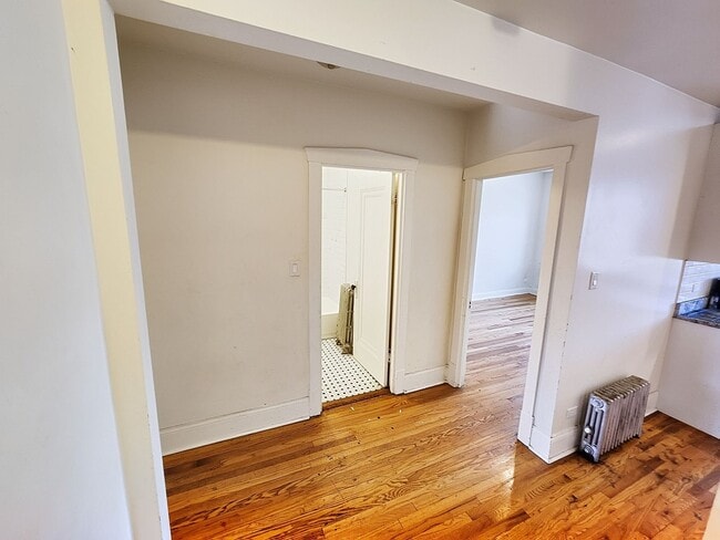 Building Photo - Spacious Renovated Top Floor 2bed/1bath In West Rogers Park