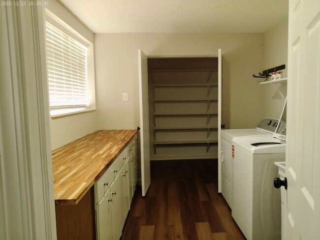 Building Photo - 505 Beechwood Rd