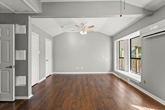 Building Photo - 927-929 S Rosemont Ave