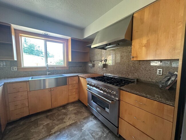Building Photo - Beautifully Refreshed Home on Several Acre...
