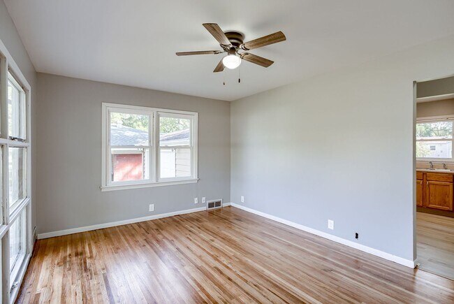Building Photo - 2 Bedroom With Oversized Garage & Prime Location Near 90th & Blondo!!