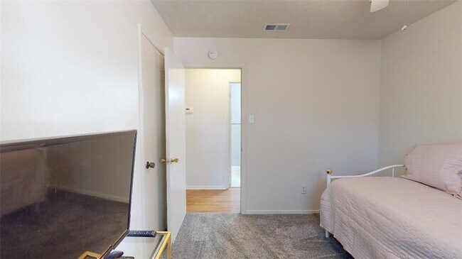 Building Photo - 3906 Sioux Cir