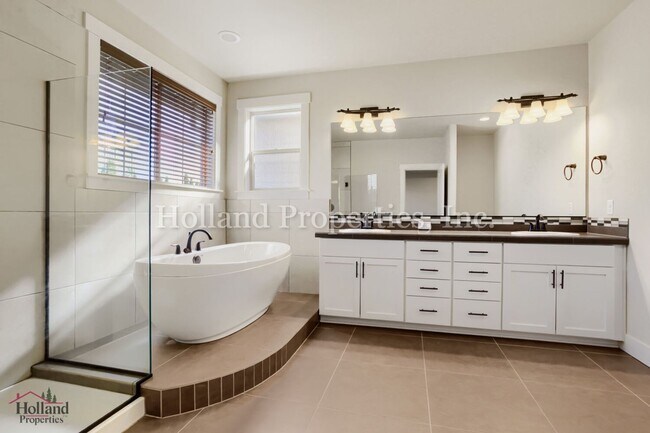Building Photo - 17435 SW Forest Hollow St