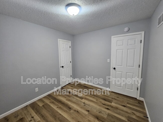 Building Photo - 3212 W 9th St