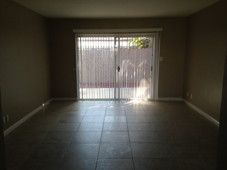 Living room - 126 N La Plaza