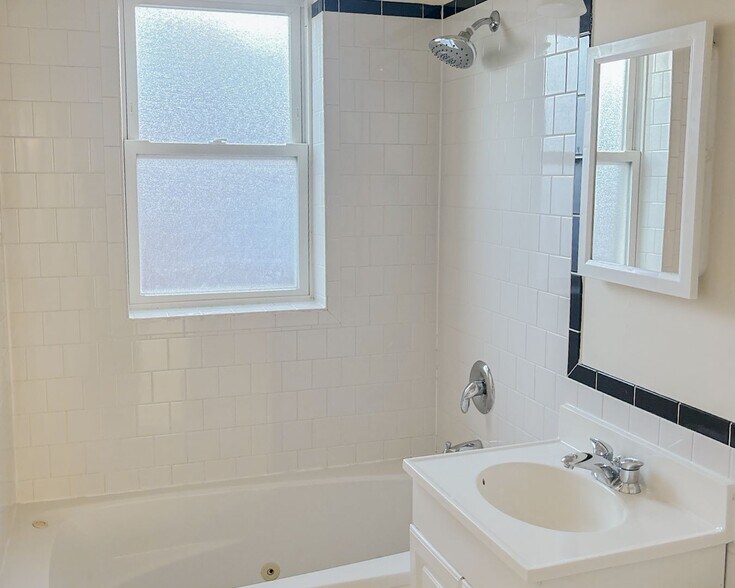 Building Photo - 4808 N Paulina St