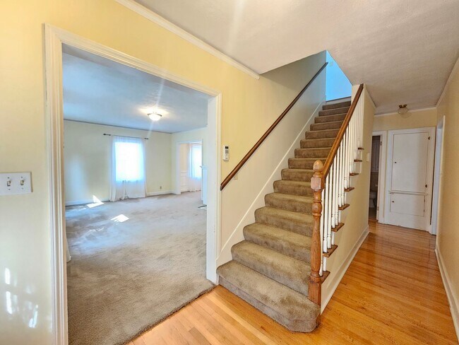 Building Photo - $2,100 - 3 Bed / 3 Bath Charming Home by G...
