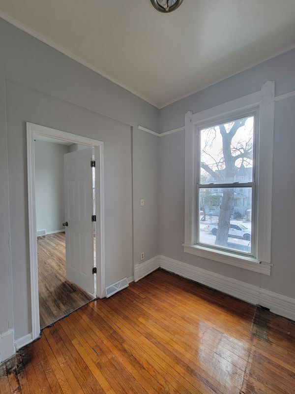 Building Photo - 1302 E 72nd St