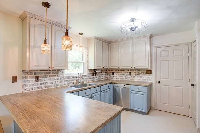 Building Photo - 12525 Indian Springs Rd