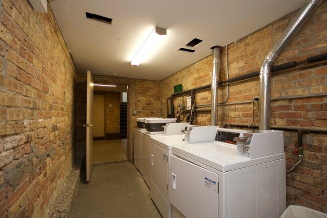 Building Photo - 2464 N Geneva Terrace