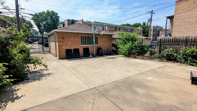 Building Photo - 2115 W Granville Ave