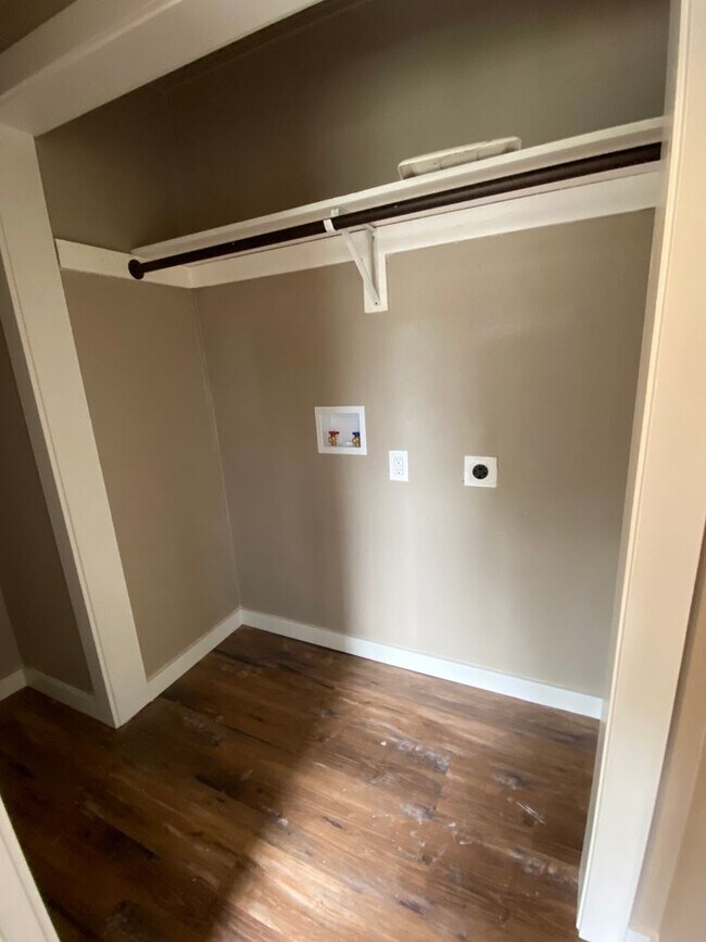 Building Photo - 20th St SE Duplex