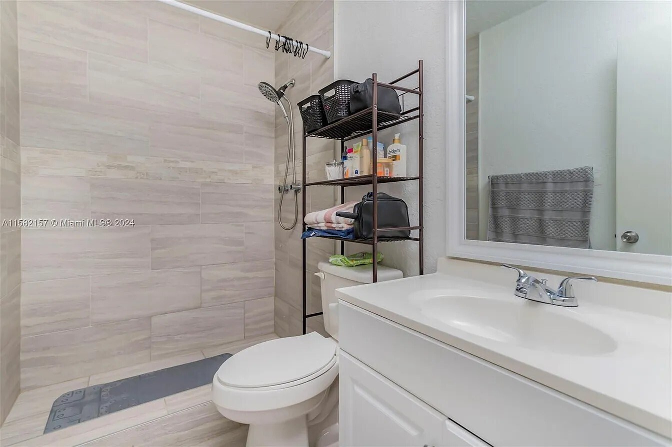 Building Photo - 2646 Riverside Dr