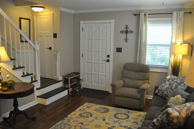 Building Photo - 107 S Iris St