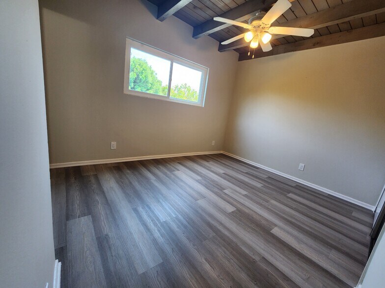 Building Photo - 15043 Victory Blvd