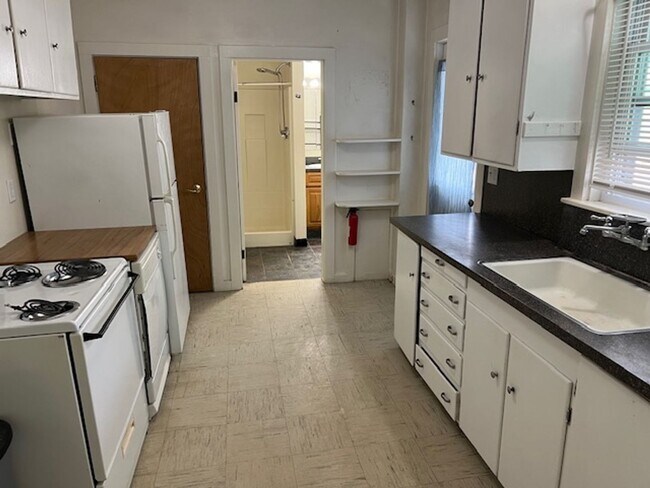 Building Photo - 84 College Ave