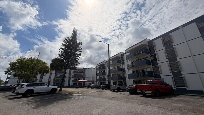 Building Photo - 5900 SW 127th Ave