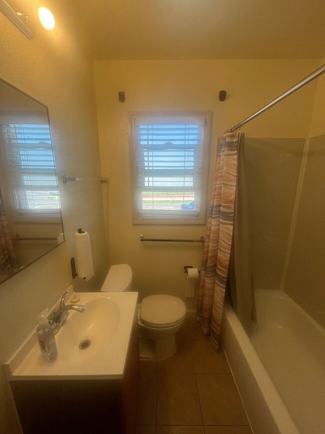 Building Photo - AMSI - Sunny One Bedroom