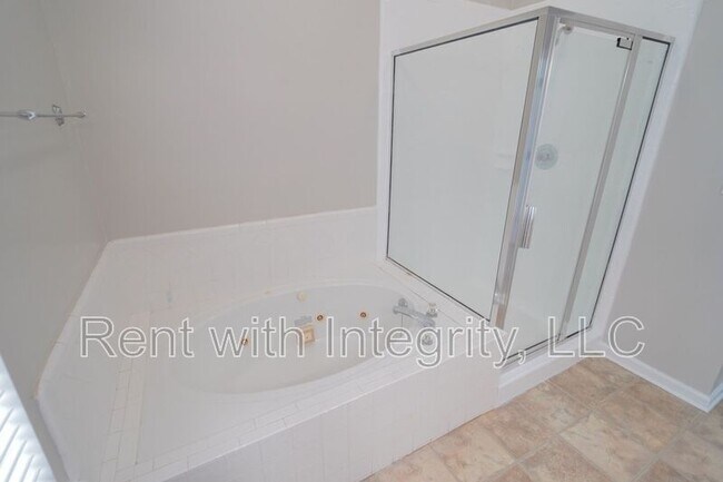 Building Photo - 1908 Wagon Wheel Cir E