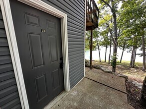 Building Photo - 2 Bedroom Apartment on Lake Treeline in Four Seasons