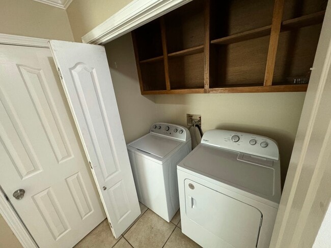 Building Photo - 2 Bedroom 1 Bath townhome located in Barrington Estates