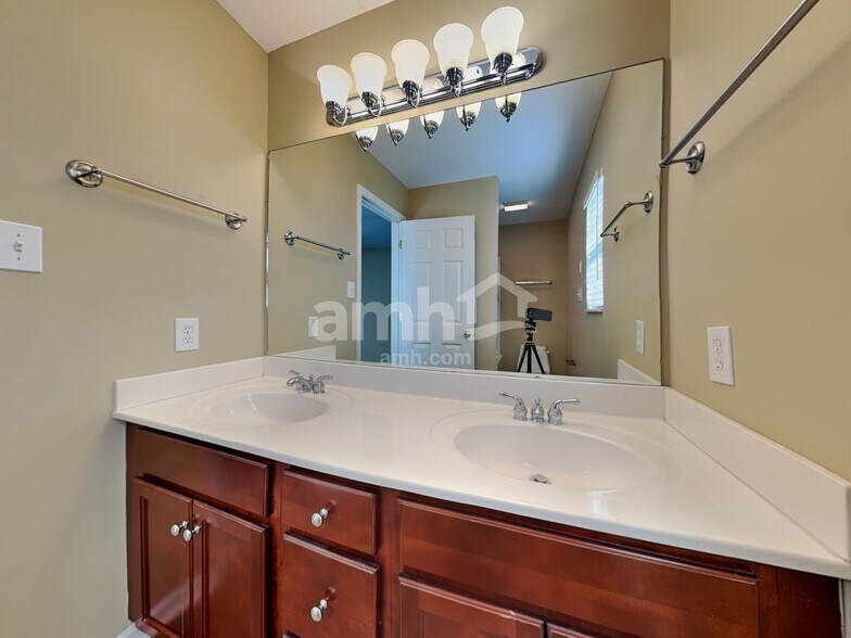 Building Photo - 5404 Silver Grove Ln