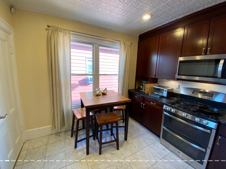 Building Photo - 381 Highland Ave