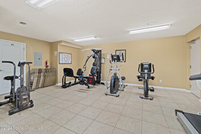 Building Photo - 8700 Ridgewood Ave