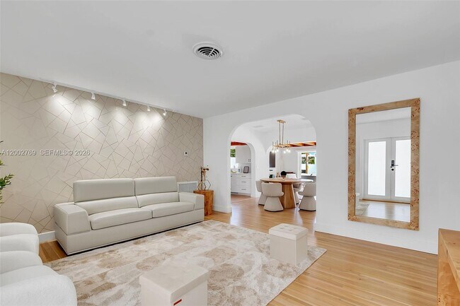 Building Photo - 301 SW 30th Ct