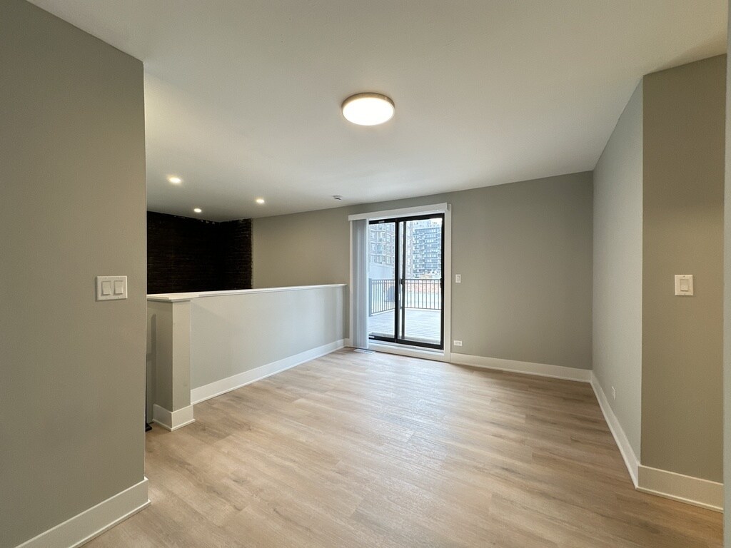Building Photo - 1220 N La Salle Dr