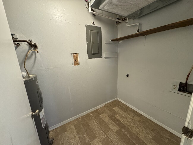 Building Photo - WARNING: YOU MAY FALL IN LOVE with this 2 Bed, 1 Bath Apartment!