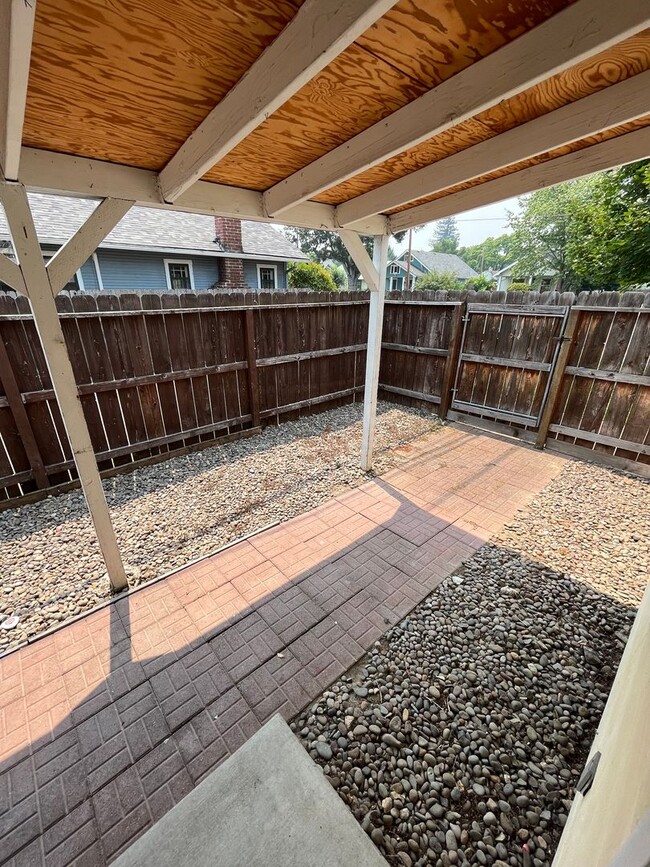 Building Photo - Great 3 bdrm, 1.5 bath house