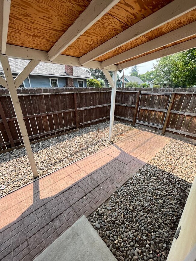 Building Photo - ***PROCESSING APPLICANT***Great 3 bdrm, 1....