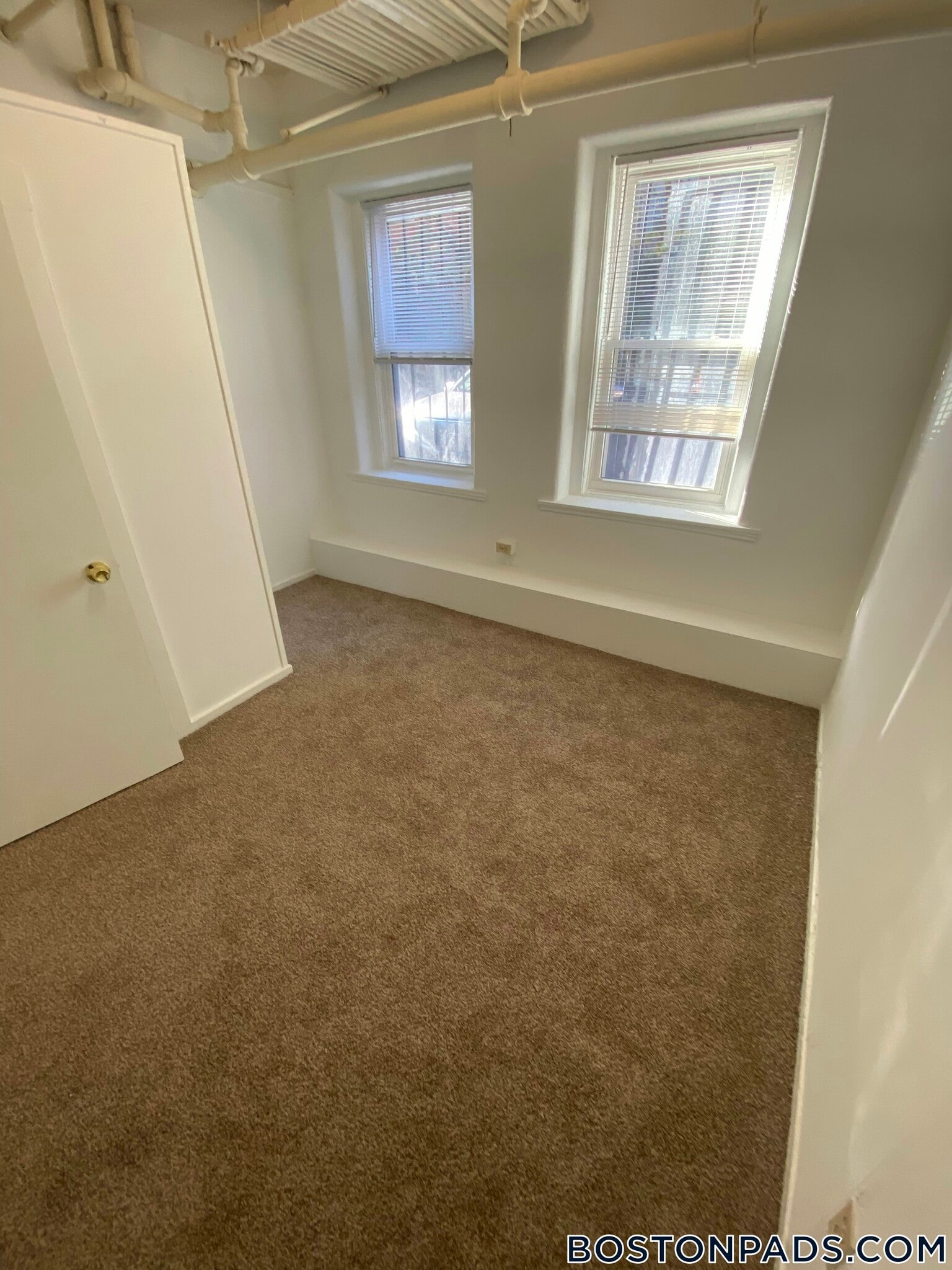 Building Photo - 137 Park Dr