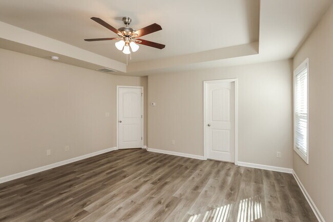 Building Photo - 900 Walnut Woods Dr