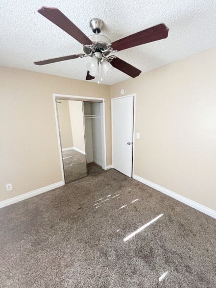 Building Photo - 835 S Oaks Ave