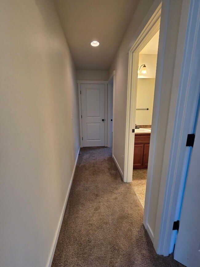 Building Photo - Beautiful 3-Bed Home with Private Yard and Modern Upgrades