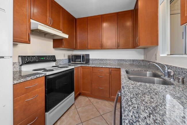 Building Photo - Spacious 3-Bedroom Townhome Near UCSD & UT...