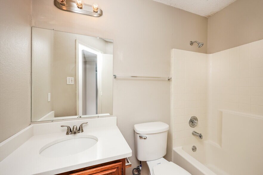 Building Photo - 2717 Bent Brook Dr