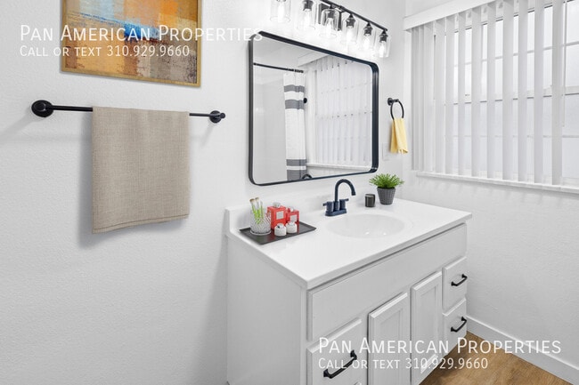 Building Photo - 9106 1/2 Palm St.-A6