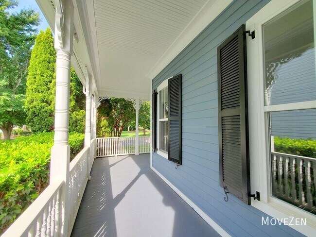 Building Photo - 17011 Hedgerow Park Rd