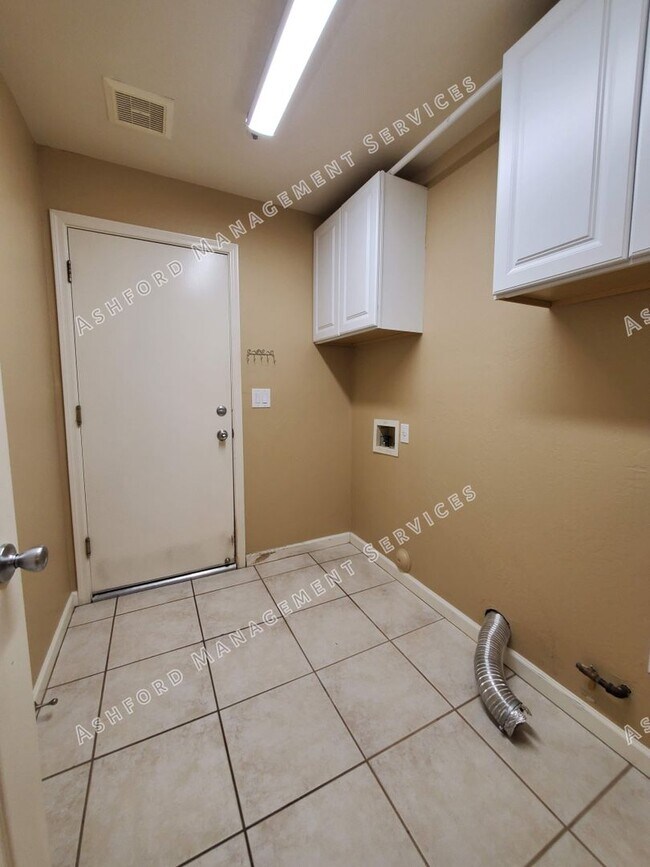 Building Photo - 3 BEDROOM WITH POOL NORTH SCOTTSDALE