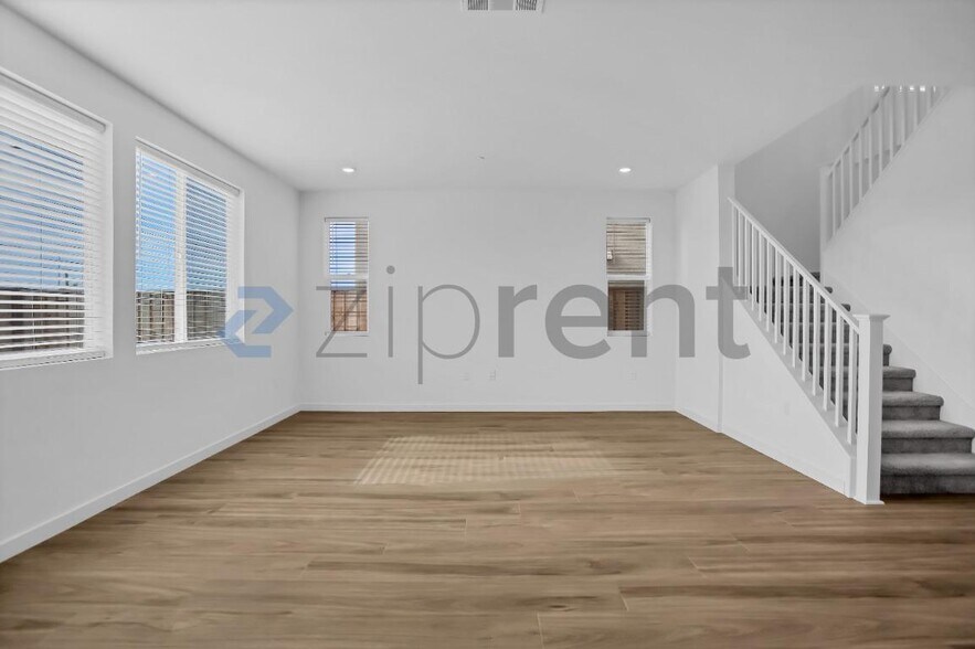 Building Photo - Unit