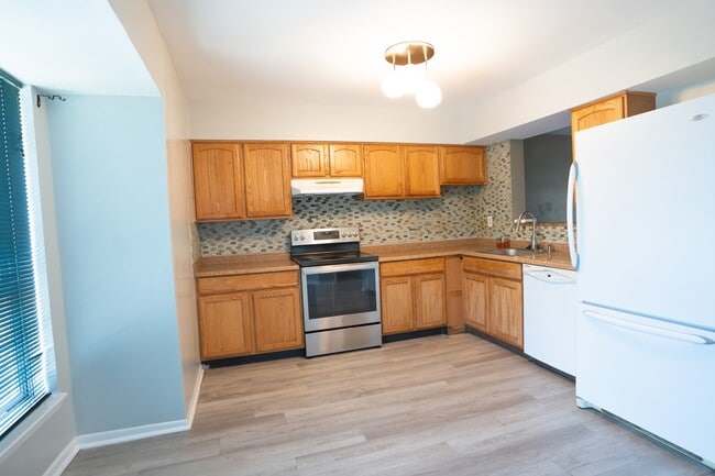 Building Photo - 8202 Ashford Blvd