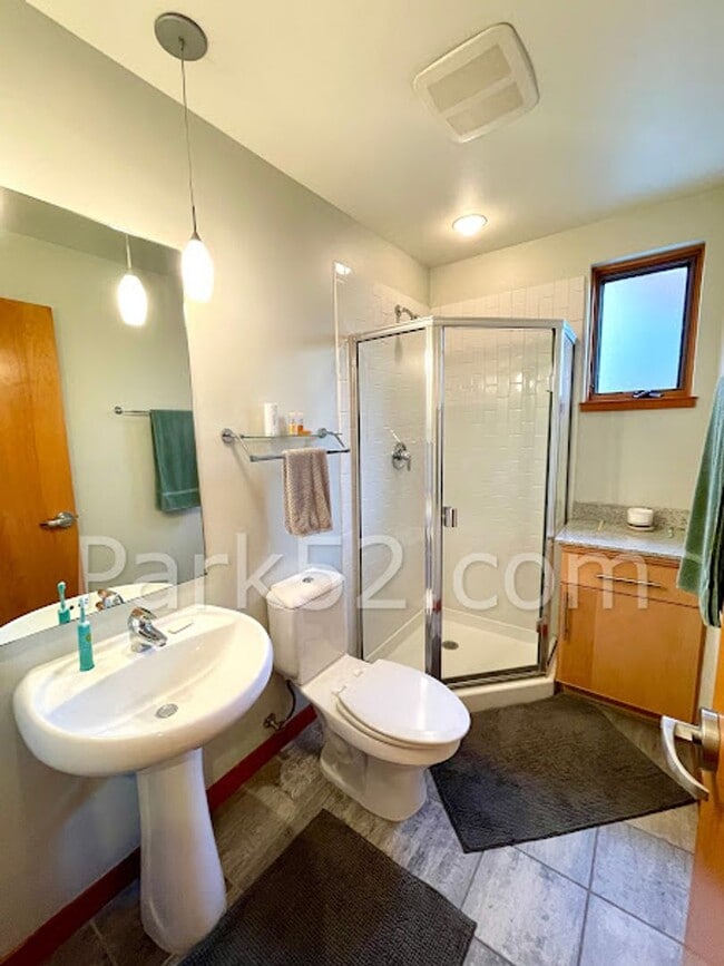 Building Photo - Downtown Tacoma Townhome!