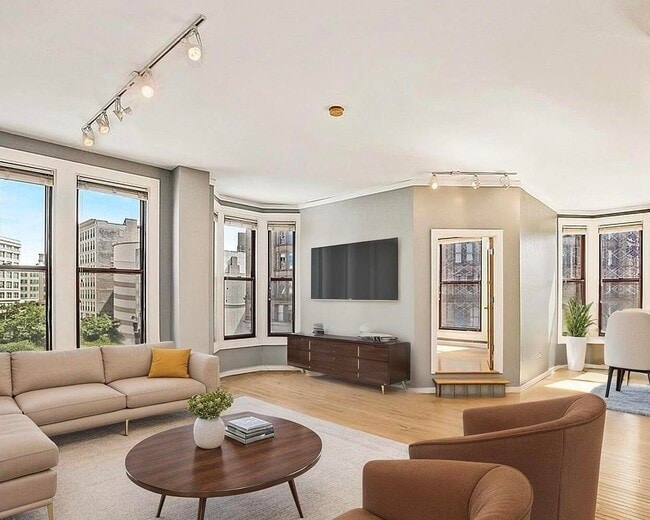 Primary Photo - 108 W Wells St