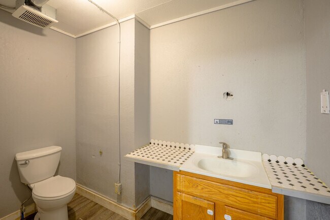 Building Photo - 1209 N Main St