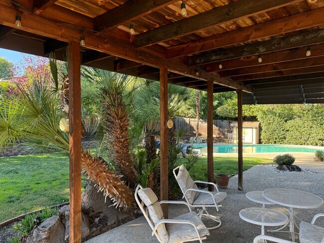 Building Photo - Desirable St Francis Neighborhood