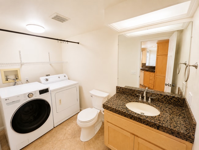 Building Photo - Coastal Townhome Near Beach, Bay & Kate Sessions Park – 2 Bed / 2.5 Bath