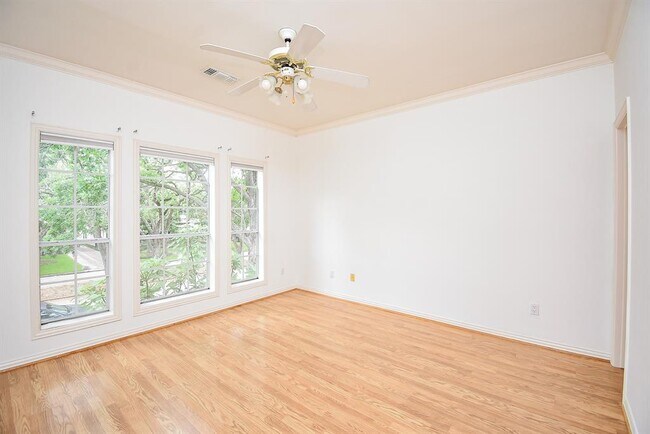 Building Photo - 4813 Holly St